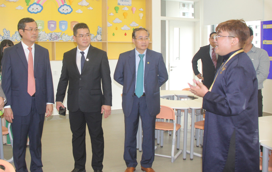 Các đại biểu tham quan phòng học.