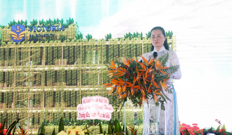 Bà Lê Thụy Mỵ Châu phát biểu tại lễ khánh thành.