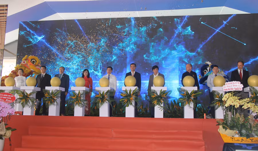 Thứ trưởng Nguyễn Văn Phúc (thứ 5 từ trái qua) cùng các đại biểu ấn nút khởi động quả cầu ánh sáng khánh thành Trường Tiểu học-THCS-THPT Khải Hoàn-Nam Sài gòn.