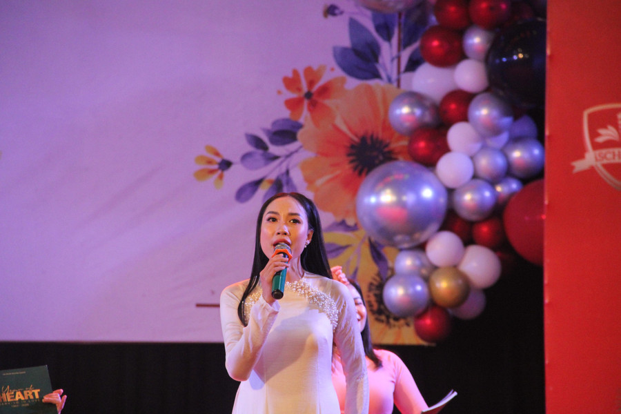 Ngoài học sinh, các tiết mục còn có sự góp mặt của phụ huynh,... Ngoài học sinh, các tiết mục còn có sự góp mặt của phụ huynh,...