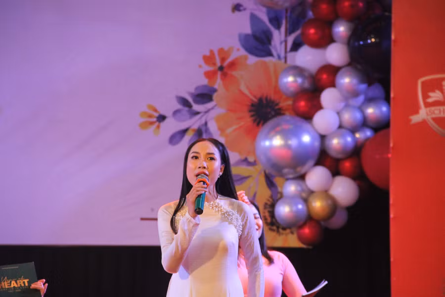 Ngoài học sinh, các tiết mục còn có sự góp mặt của phụ huynh,...