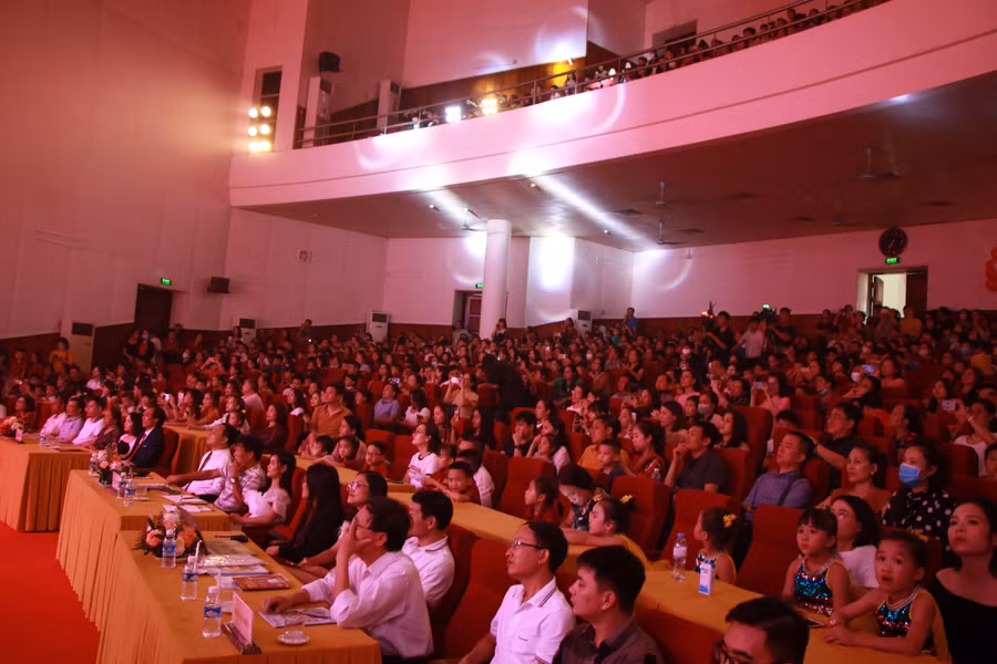 Hướng tới kỷ niệm 40 năm ngày Nhà giáo Việt Nam (20/11/1982 - 20/11/2022), Trường Hội nhập Quốc tế iSchool Hà Tĩnh tổ chức chương trình văn nghệ tri ân thầy cô giáo với chủ đề “More than thanks contest”.