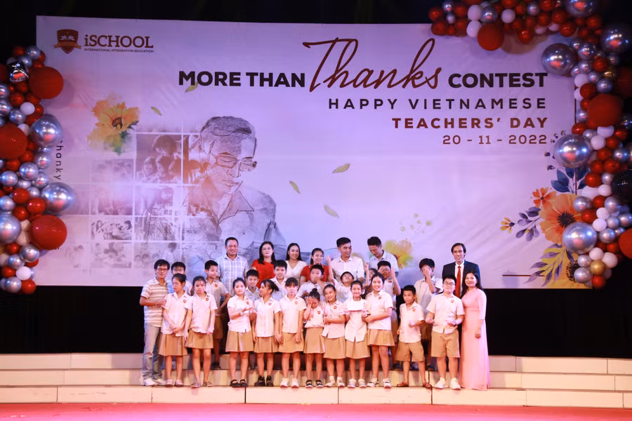 Tại đêm Chung kết BTC đã trao 1 giải Nhất cho đội phụ huynh và học sinh Lớp 5A4 với tiết mục Liên khúc Em đi gieo mùa xuân đất nước.