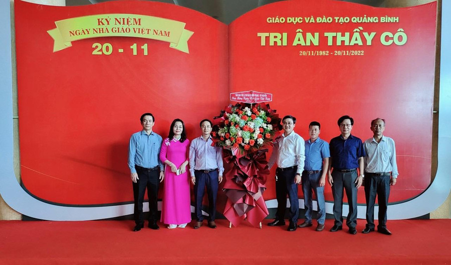PV Báo GD&TĐ tặng hoa chúc mừng tập thể lãnh đạo Sở GD&ĐT tỉnh Quảng Bình. PV Báo GD&TĐ tặng hoa chúc mừng tập thể lãnh đạo Sở GD&ĐT tỉnh Quảng Bình.