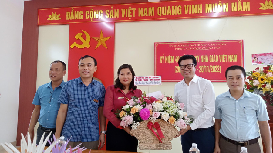 Văn phòng đại diện Báo GD&TĐ khu vực MT-TN tặng hoa chúc mừng Phòng GD&ĐT huyện Cẩm Xuyên và... Văn phòng đại diện Báo GD&TĐ khu vực MT-TN tặng hoa chúc mừng Phòng GD&ĐT huyện Cẩm Xuyên và...