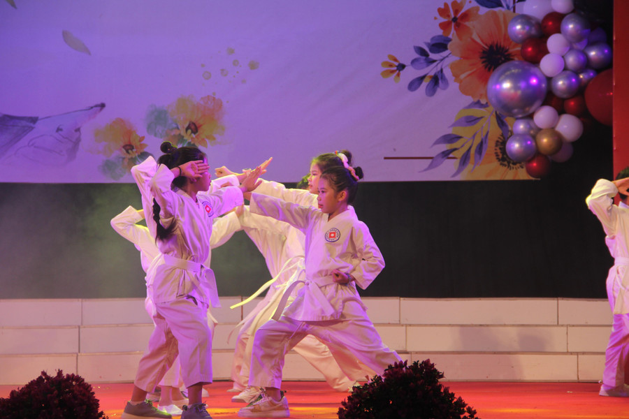 Sau khi vượt qua vòng sơ loại (19 tiết mục), 12 tiết mục văn nghệ xuất sắc nhất đã bước vào vòng chung kết tại Trung tâm Văn hóa Điện ảnh tỉnh Hà Tĩnh. Sau khi vượt qua vòng sơ loại (19 tiết mục), 12 tiết mục văn nghệ xuất sắc nhất đã bước vào vòng chung kết tại Trung tâm Văn hóa Điện ảnh tỉnh Hà Tĩnh.