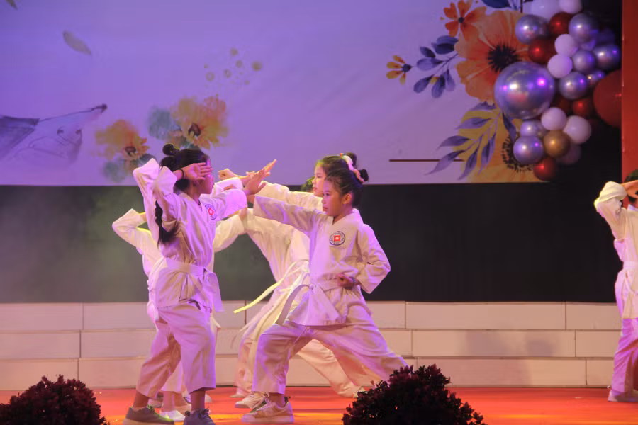 Sau khi vượt qua vòng sơ loại (19 tiết mục), 12 tiết mục văn nghệ xuất sắc nhất đã bước vào vòng chung kết tại Trung tâm Văn hóa Điện ảnh tỉnh Hà Tĩnh.