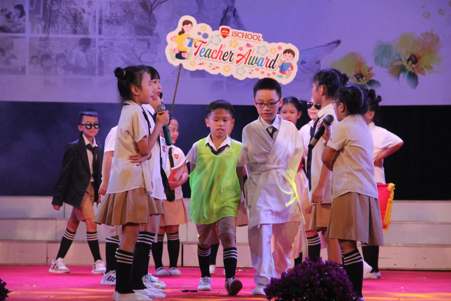 Điều đặc biệt, toàn bộ các tiết mục trong đêm đại nhạc hội đều do chính các bạn học sinh, giáo viên và phụ huynh của trường chuẩn bị trong hơn một tháng trước khi trình diễn trên sân khấu. Điều đặc biệt, toàn bộ các tiết mục trong đêm đại nhạc hội đều do chính các bạn học sinh, giáo viên và phụ huynh của trường chuẩn bị trong hơn một tháng trước khi trình diễn trên sân khấu.