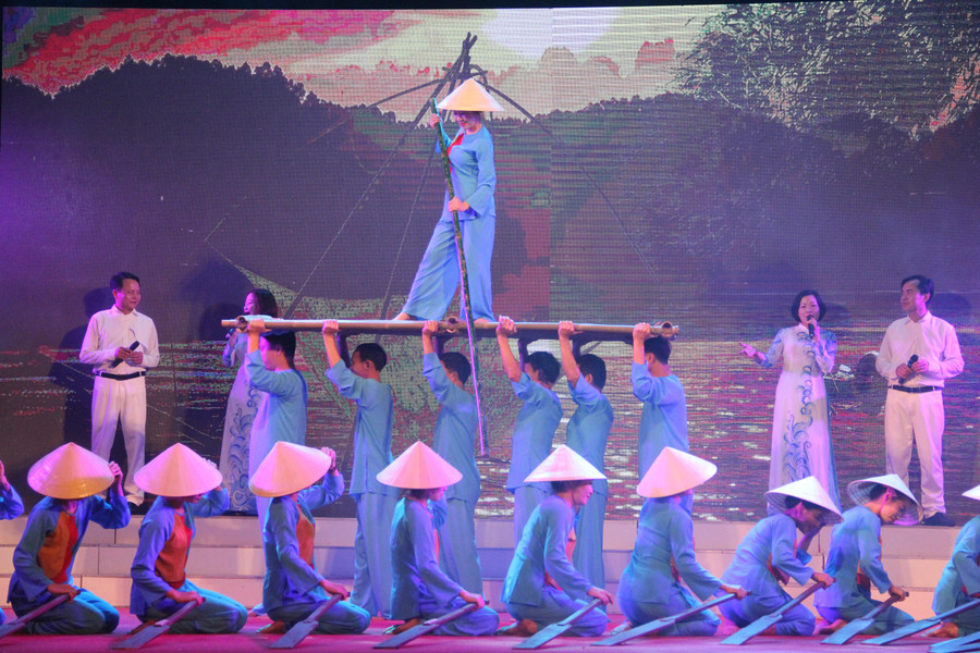 Các thể loại đều có dàn múa phụ hoạ sinh động nhiều màu sắc phong phú. (Trong ảnh: Tiết mục Sông Lam tình mẹ - phòng GD&amp;ĐT thị xã Hồng Lĩnh).