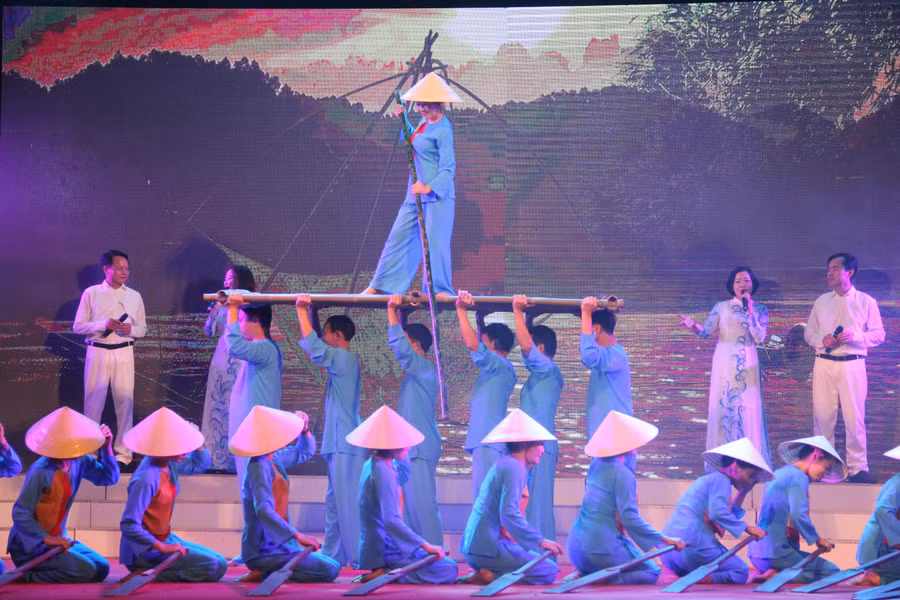 Các thể loại đều có dàn múa phụ hoạ sinh động nhiều màu sắc phong phú. (Trong ảnh: Tiết mục Sông Lam tình mẹ - phòng GD&amp;ĐT thị xã Hồng Lĩnh).