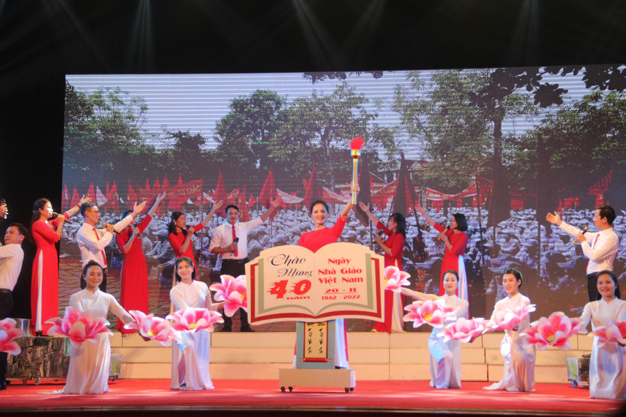 Liên hoan tiếng hát giáo viên ngành GD&amp;ĐT Hà Tĩnh năm 2022 là hoạt động nhằm chào mừng kỷ niệm 40 năm ngày Nhà giáo Việt Nam (20/11/1982 - 20/11/2022).