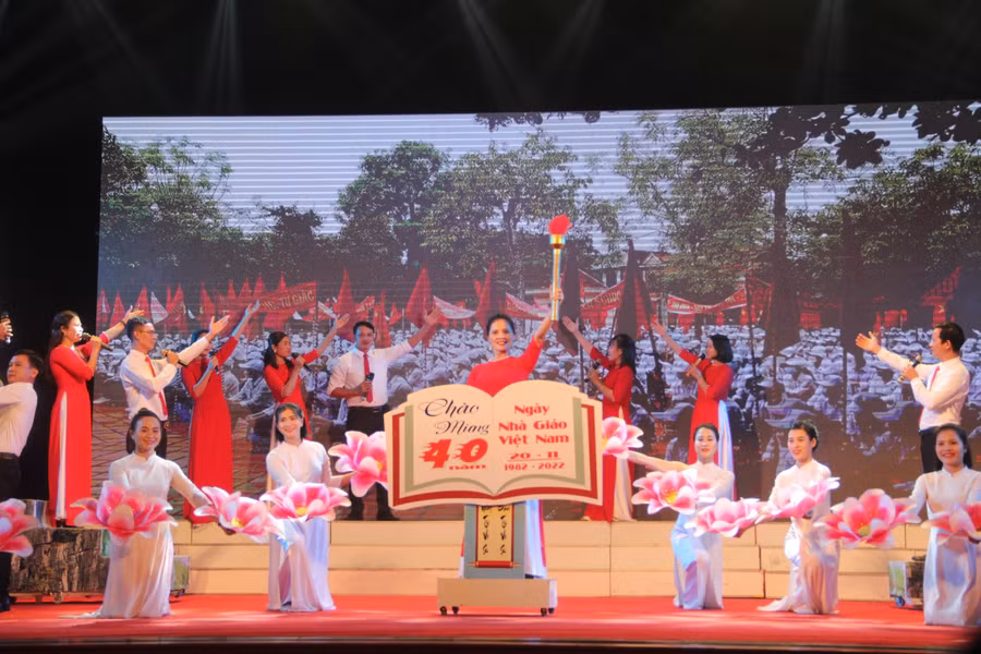 Liên hoan tiếng hát giáo viên ngành GD&amp;ĐT Hà Tĩnh năm 2022 là hoạt động nhằm chào mừng kỷ niệm 40 năm ngày Nhà giáo Việt Nam (20/11/1982 - 20/11/2022).