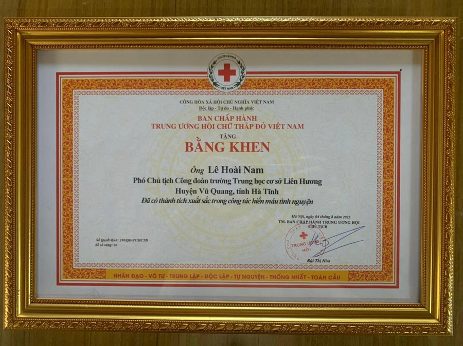 Thầy Nam vừa đón nhận Bằng khen TƯ Hội Chữ thập đỏ Việt Nam về thành tích hiến máu tình nguyện. Thầy Nam vừa đón nhận Bằng khen TƯ Hội Chữ thập đỏ Việt Nam về thành tích hiến máu tình nguyện.