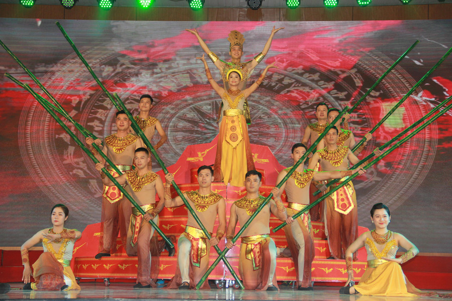 ... ca ngợi truyền thống anh hùng của nhân dân Việt Nam.