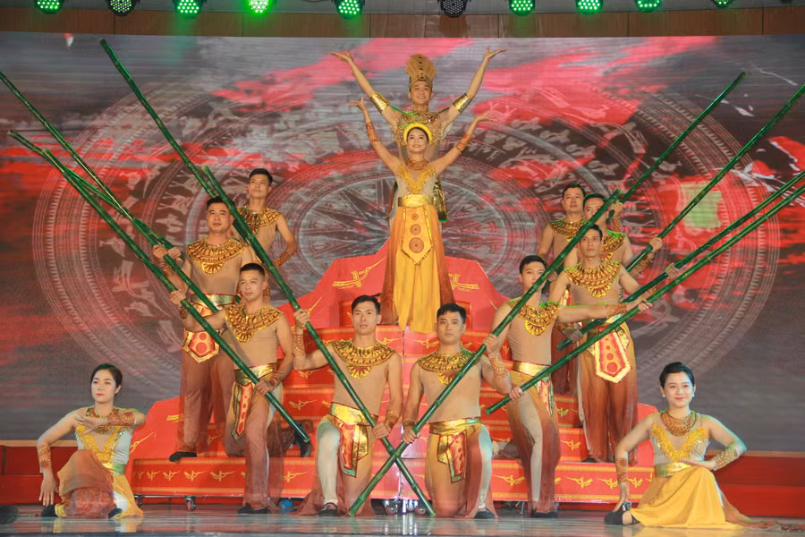 ... ca ngợi truyền thống anh hùng của nhân dân Việt Nam.