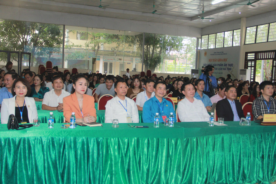 Các đại biểu tham dự Liên hoan tiếng hát giáo viên ngành GD-ĐT Hà Tĩnh năm 2022.