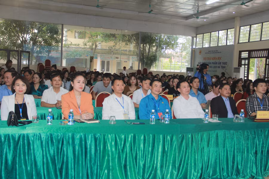 Các đại biểu tham dự Liên hoan tiếng hát giáo viên ngành GD-ĐT Hà Tĩnh năm 2022.