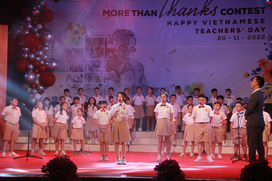 Hợp xướng You raise me up (HS khối Tiểu học và Trung học) biểu diễn mở màn đêm chung kết. Hợp xướng You raise me up (HS khối Tiểu học và Trung học) biểu diễn mở màn đêm chung kết.