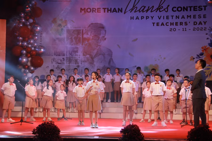 Hợp xướng You raise me up (HS khối Tiểu học và Trung học) biểu diễn mở màn đêm chung kết.