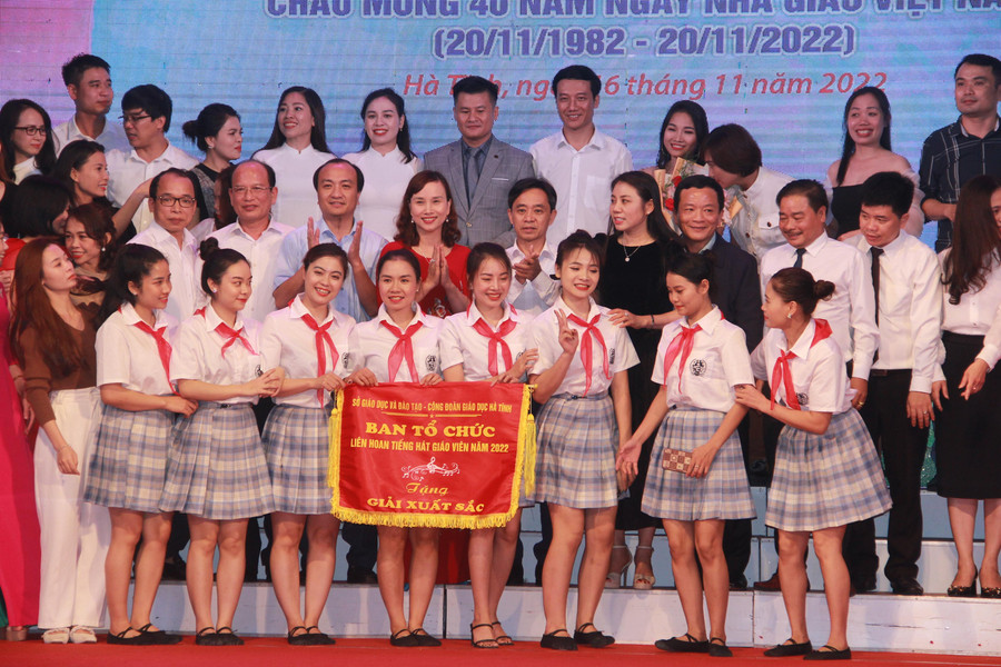 BTC trao giải Tập thể xuất sắc nhất cho phòng GD&amp;ĐT Thành phố Hà Tĩnh.