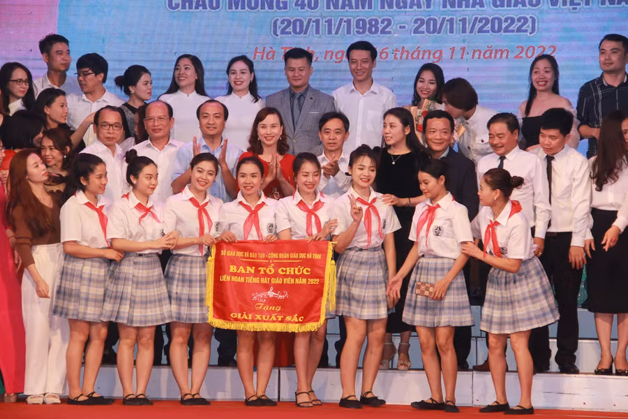 BTC trao giải Tập thể xuất sắc nhất cho phòng GD&amp;ĐT Thành phố Hà Tĩnh.