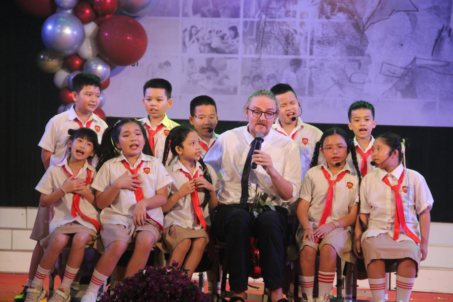 và giáo viên đang công tác tại trường đã tạo nên những tiết mục đặc sắc, vui nhộn nhưng không kém phần xúc động. (Trong ảnh: Nhạc kịch Revolting Chidren). và giáo viên đang công tác tại trường đã tạo nên những tiết mục đặc sắc, vui nhộn nhưng không kém phần xúc động. (Trong ảnh: Nhạc kịch Revolting Chidren).