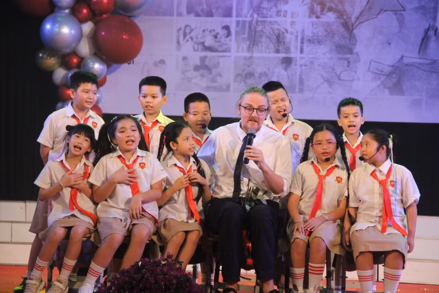 và giáo viên đang công tác tại trường đã tạo nên những tiết mục đặc sắc, vui nhộn nhưng không kém phần xúc động. (Trong ảnh: Nhạc kịch Revolting Chidren).