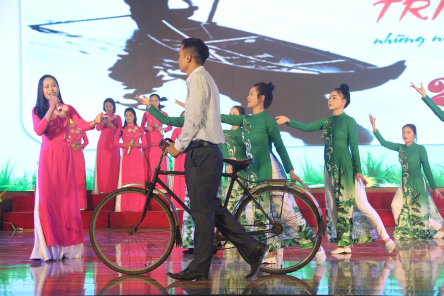 Tiết mục người lái đò lặng thầm của Phòng GD&amp;ĐT thị xã Kỳ Anh.