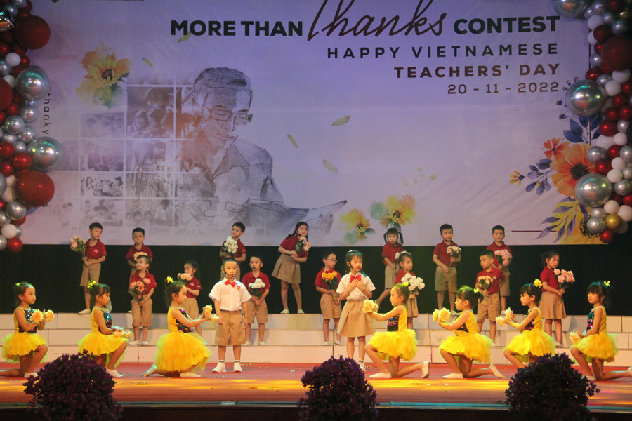 Tiết mục ngày đầu tiên đi học - Giải Triển vọng tại đêm chung kết. Tiết mục ngày đầu tiên đi học - Giải Triển vọng tại đêm chung kết.