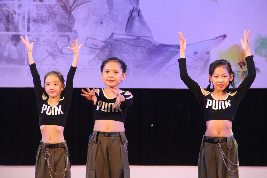 Nhiều tiết mục nhảy được dàn dựng công phu, sôi động gây ấn tượng với BTC và khán giả. Nhiều tiết mục nhảy được dàn dựng công phu, sôi động gây ấn tượng với BTC và khán giả.