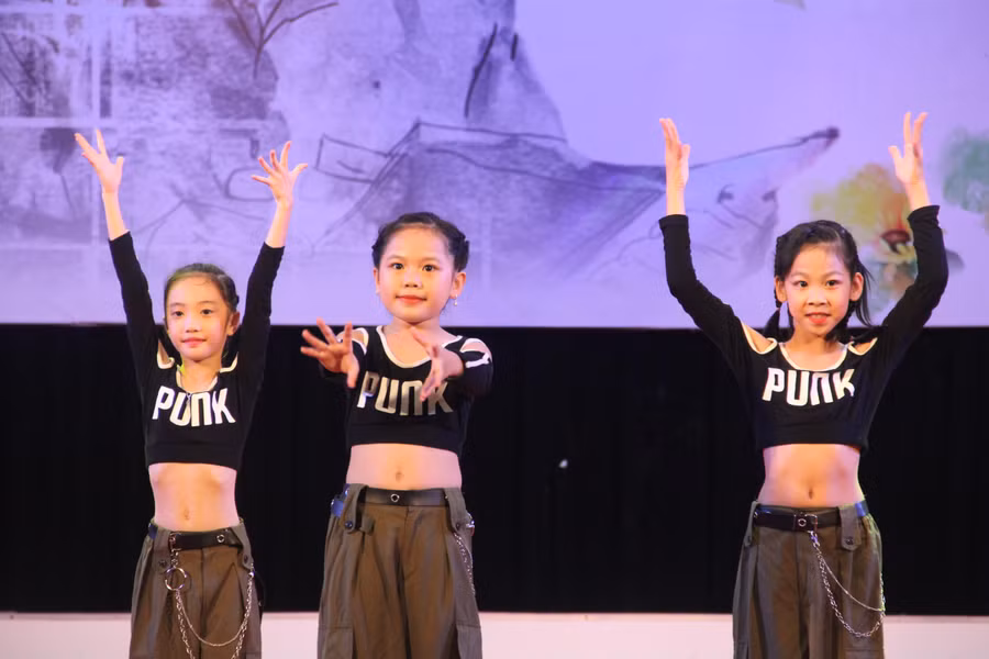 Nhiều tiết mục nhảy được dàn dựng công phu, sôi động gây ấn tượng với BTC và khán giả.