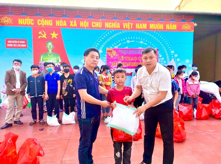 Ngoài công tác chuyên môn, thầy Nam còn là hạt nhân tích cực trong các phong trào thiện nguyện. Ngoài công tác chuyên môn, thầy Nam còn là hạt nhân tích cực trong các phong trào thiện nguyện.