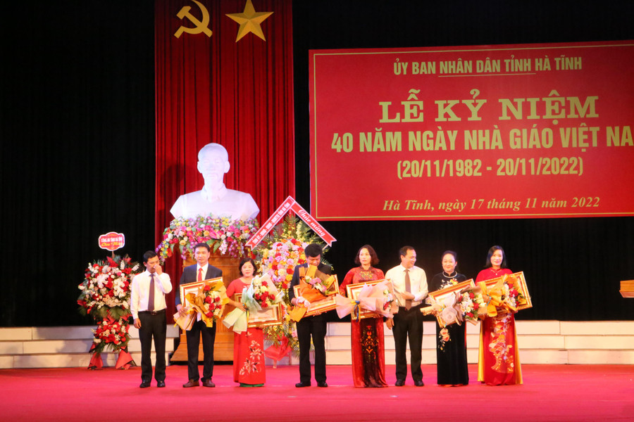 Lãnh đạo tỉnh Hà Tĩnh tôn vinh 6 Nhà giáo ưu tú. Lãnh đạo tỉnh Hà Tĩnh tôn vinh 6 Nhà giáo ưu tú.