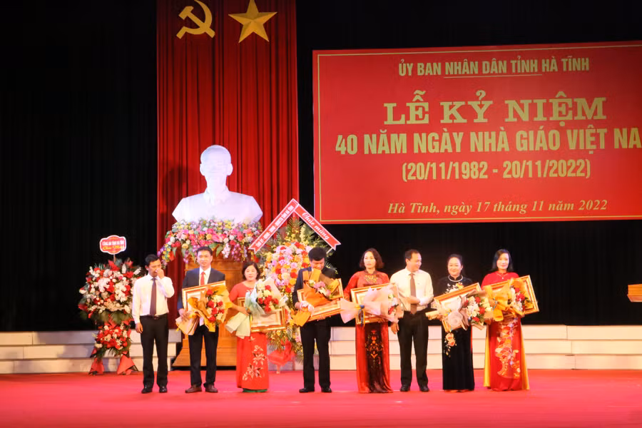 Lãnh đạo tỉnh Hà Tĩnh tôn vinh 6 Nhà giáo ưu tú.