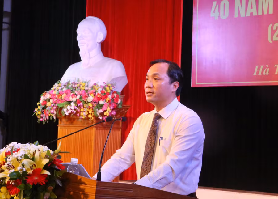 Bí thư Tỉnh ủy Hoàng Trung Dũng ghi nhận và biểu dương những đóng góp của ngành GD tại Lễ kỷ niệm.