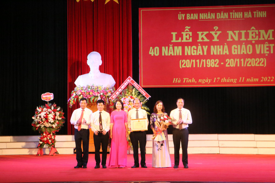 UBND tỉnh Hà Tĩnh trao Bằng khen Bộ GD&ĐT cho ngành Giáo dục Hà Tĩnh. UBND tỉnh Hà Tĩnh trao Bằng khen Bộ GD&ĐT cho ngành Giáo dục Hà Tĩnh.