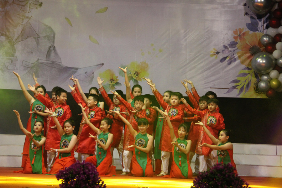 Sau khi vượt qua vòng sơ loại (19 tiết mục), 12 tiết mục văn nghệ xuất sắc nhất đã bước vào vòng chung kết tại Trung tâm Văn hóa Điện ảnh tỉnh Hà Tĩnh. Sau khi vượt qua vòng sơ loại (19 tiết mục), 12 tiết mục văn nghệ xuất sắc nhất đã bước vào vòng chung kết tại Trung tâm Văn hóa Điện ảnh tỉnh Hà Tĩnh.