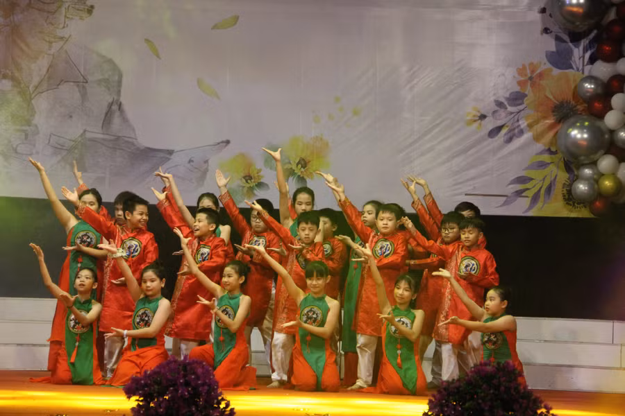 Sau khi vượt qua vòng sơ loại (19 tiết mục), 12 tiết mục văn nghệ xuất sắc nhất đã bước vào vòng chung kết tại Trung tâm Văn hóa Điện ảnh tỉnh Hà Tĩnh.