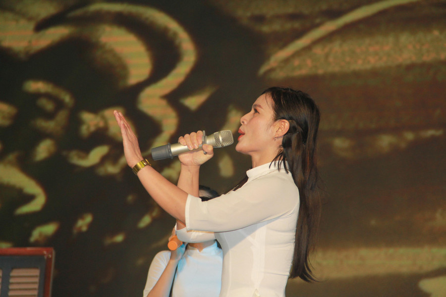 ... ca ngợi ngành Giáo dục - đào tạo. (Trong ảnh: Tiết mục Người thầy do Phòng GD&amp;ĐT thành phố Hà Tĩnh biểu diễn).