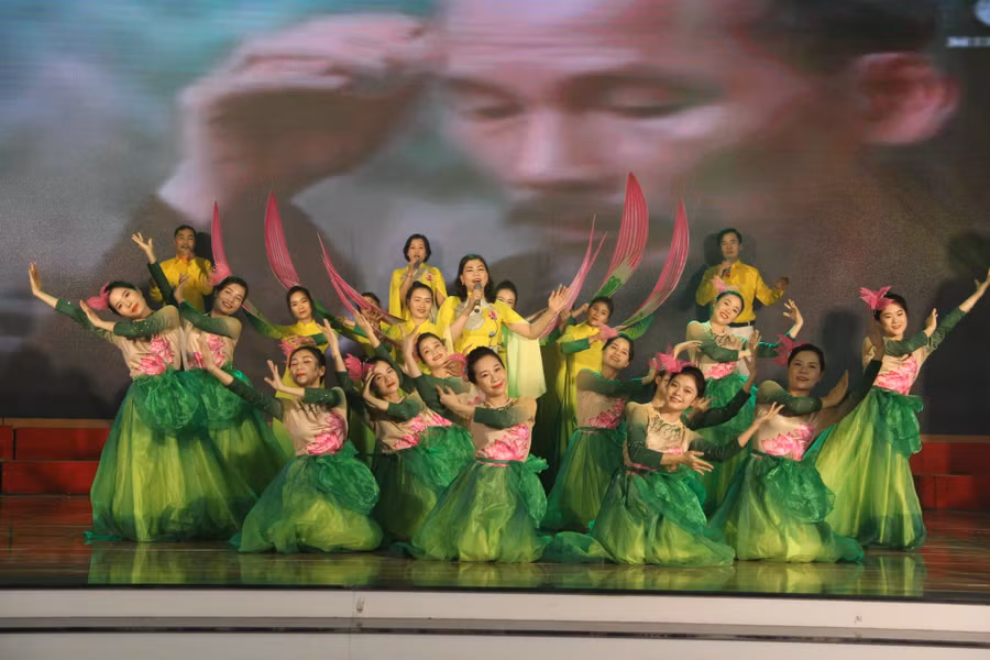 Nội dung các tiết mục ca ngợi Đảng, Bác hồ, ca ngợi tình yêu quê hương, đất nước...