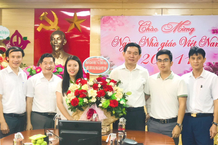 Phóng viên thường trú Báo GD&TĐ tại Nghệ An đến tặng hoa và chúc mừng Sở GD&ĐT Nghệ An. Phóng viên thường trú Báo GD&TĐ tại Nghệ An đến tặng hoa và chúc mừng Sở GD&ĐT Nghệ An.