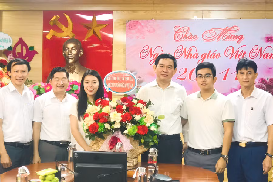 Phóng viên thường trú Báo GD&amp;TĐ tại Nghệ An đến tặng hoa và chúc mừng Sở GD&amp;ĐT Nghệ An.