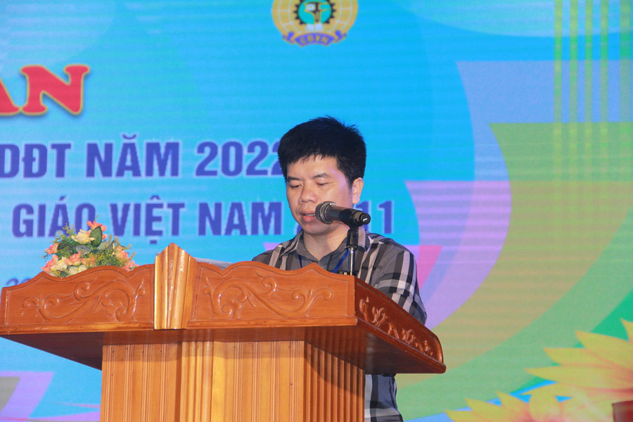 Ông Nguyễn Hồng Cường, Phó Giám đốc Sở GD&amp;ĐT Hà Tĩnh đọc diễn văn khai mạc liên hoan.