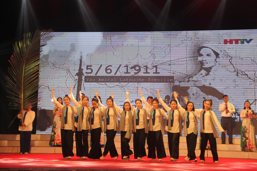 Tất cả các tiết mục đều tập trung chủ đề ca ngợi Đảng, Chủ tịch Hồ Chí Minh...