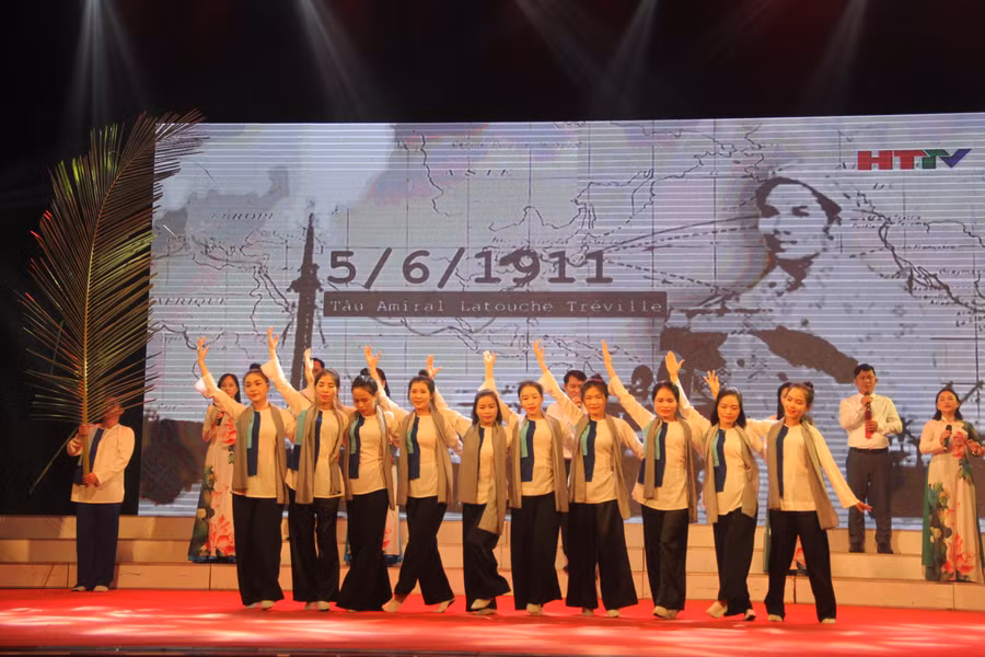 Tất cả các tiết mục đều tập trung chủ đề ca ngợi Đảng, Chủ tịch Hồ Chí Minh...