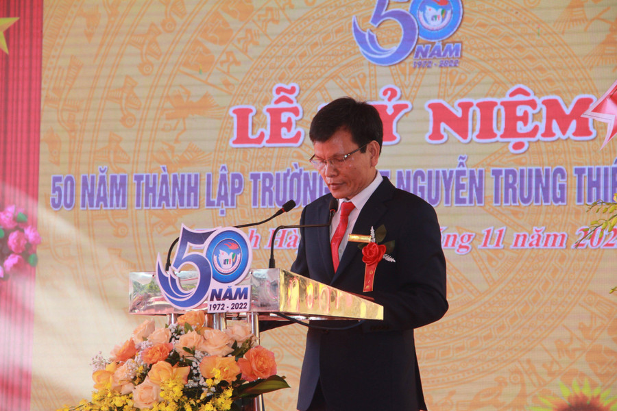 Thầy giáo Nguyễn Văn Dũng - Hiệu trưởng trường THPT Nguyễn Trung Thiên xúc động ôn lại lịch sử hình thành và phát triển trong 50 năm của nhà trường.