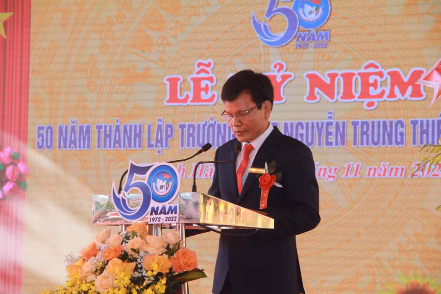 Thầy giáo Nguyễn Văn Dũng - Hiệu trưởng trường THPT Nguyễn Trung Thiên xúc động ôn lại lịch sử hình thành và phát triển trong 50 năm của nhà trường.