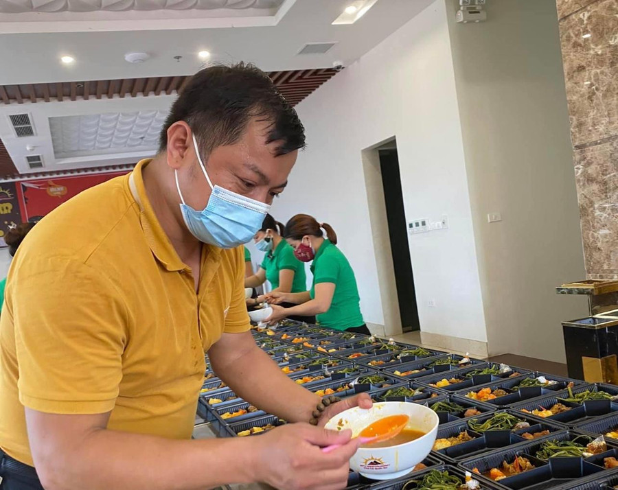 Tại đợt dịch Covid-19 năm 2021, thầy giáo Nam đã kêu gọi nhiều suất ăn ủng hộ cho các khu cách ly. Tại đợt dịch Covid-19 năm 2021, thầy giáo Nam đã kêu gọi nhiều suất ăn ủng hộ cho các khu cách ly.