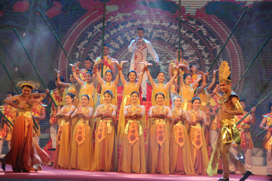 Tham dự liên hoan lần này có 13 đoàn đến từ 13 phòng GD&amp;ĐT trong tỉnh. (Trong ảnh tiết mục Lời ru Âu Lạc - phòng GD&amp;ĐT TP Hà Tĩnh - Giải dàn dựng công phu nhất).