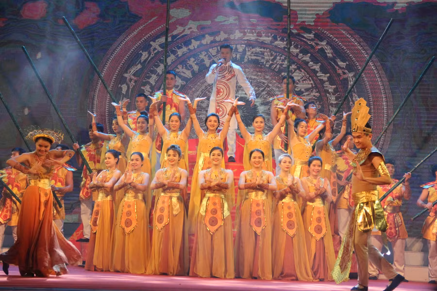 Tham dự liên hoan lần này có 13 đoàn đến từ 13 phòng GD&amp;ĐT trong tỉnh. (Trong ảnh tiết mục Lời ru Âu Lạc - phòng GD&amp;ĐT TP Hà Tĩnh - Giải dàn dựng công phu nhất).